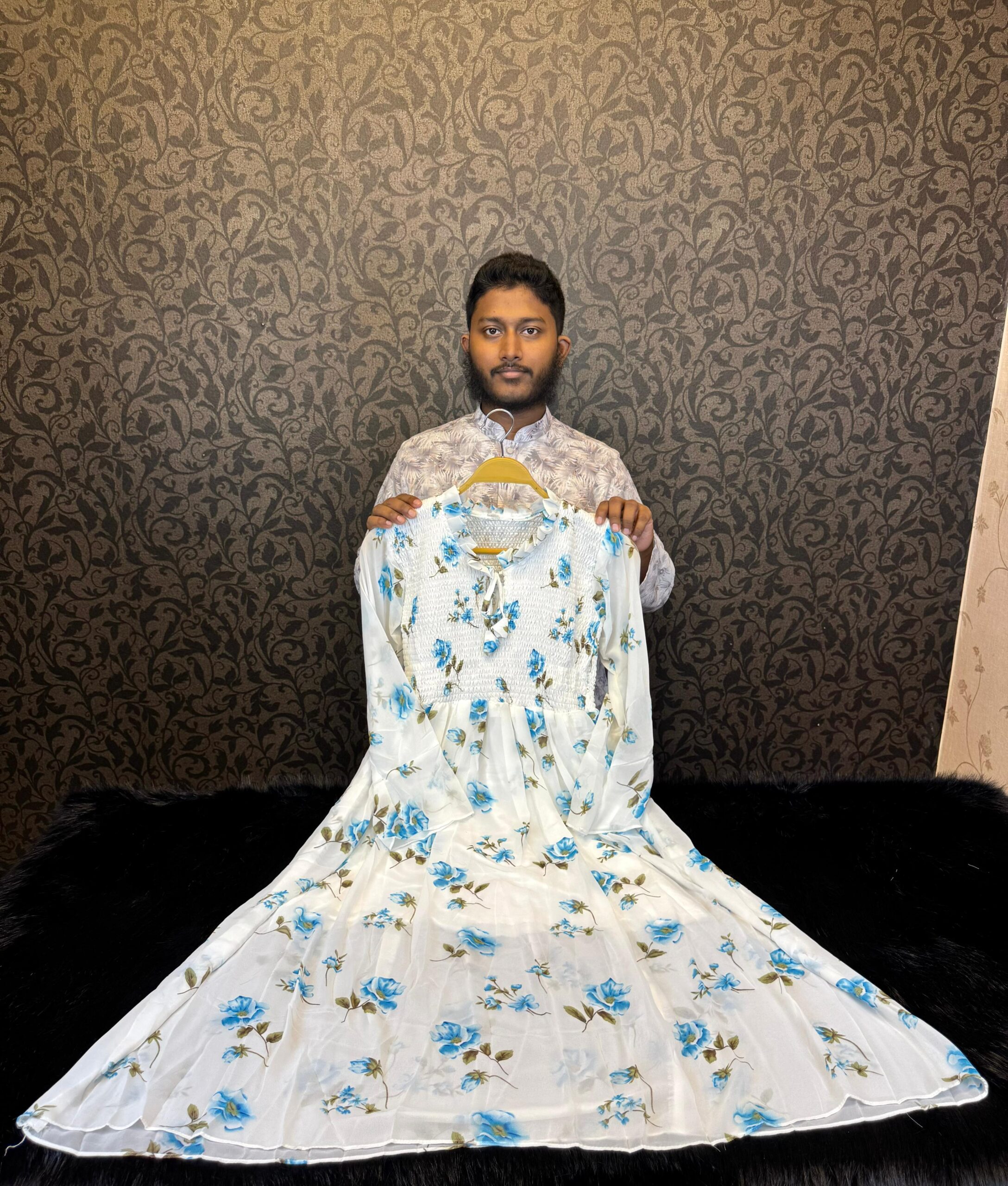 সাদা জর্জেট গাউন ব্লোকালার ফুল
